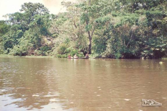 Navegando por pequenos braços do rio Amazonas, na região de Iquitos, no Peru (foto de Julho de 1990)